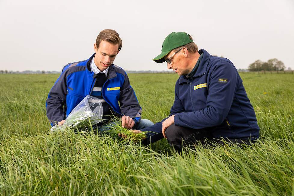 Bart Peek (links) en melkveehouder Cor Rijneveld