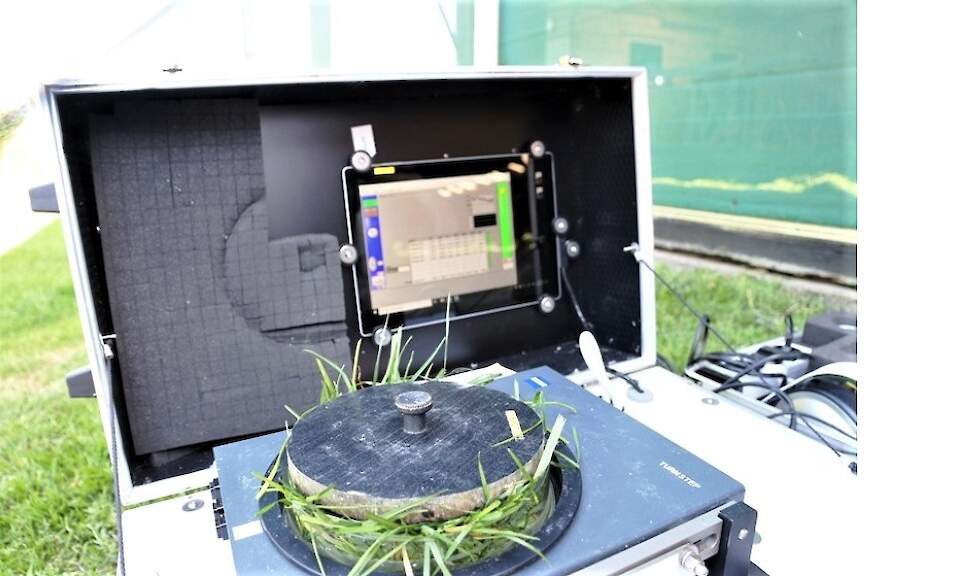 Het mobiele NIR-lab van LG in actie met vers gras analyse. Binnen 8 seconden rolt de analyse eruit.