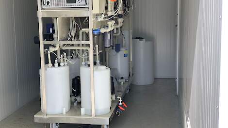 Het elektrodialyse-apparaat is relatief klein van omvang (hoofdfoto). De kunststof vloer van Ecoseals ligt op 1,5 procent afschot met gootjes die 80 procent van de urine direct afvoeren.