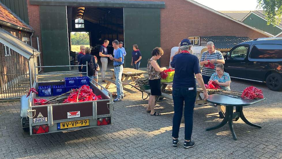 Inwoners uit Buurse zijn druk in de weer om de knapzakken te vullen.