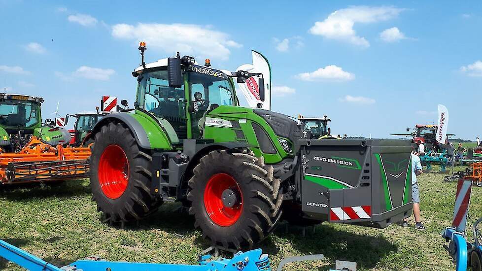 Een trekker die volledig elektrisch wordt aangedreven. Het zat er aan te komen. Agromec bouwde de 700 Vario Electric met zeker 200 pk. In de basis is gebruik gemaakt van een Fendt 718 van de nieuwste generatie. Door de Vario te behouden is een elektrische