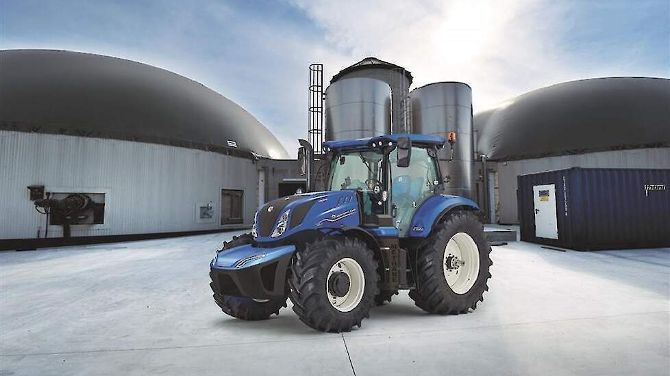 New Holland gooit het over een andere boeg. De fabrikant was al vrij vroeg met de ontwikkeling van een waterstoftrekker. Inmiddels wordt een trekker geproduceerd waarvan de motor op een alternatieve brandstof loopt, namelijk biomethaan. De Methane power l