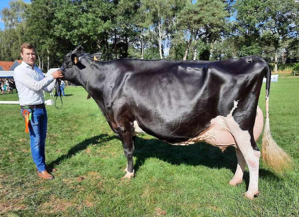 Honderdtonner Bulona straalde en pakte de titel bij de zwartbonte senioren