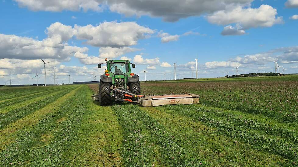 In Zeewolde maait deze veehouder zijn 5e snede, grasland van het mengsel Havera 4 met rode klaver. Het gras werd op woensdag gemaaid en ging op vrijdag in balen.