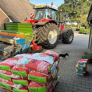 In Mariënheem (Overijssel) zaaide deze veehouder nieuw grasland met rode klaver, na de maisoogst.