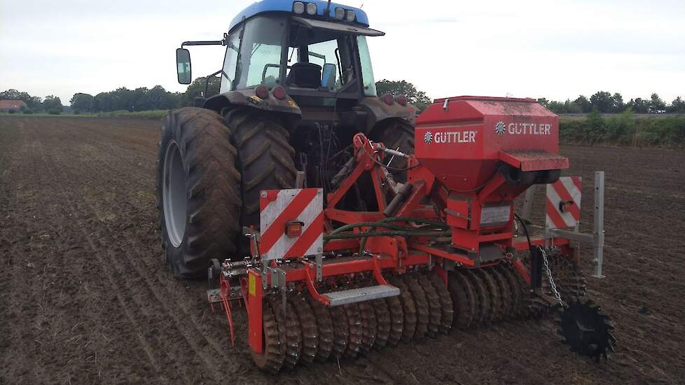 In Lievelde (Gelderland) zaait deze veehouder kruidenrijk gras na de mais. Met deze machine kan hij het zaad ondiep wegleggen.