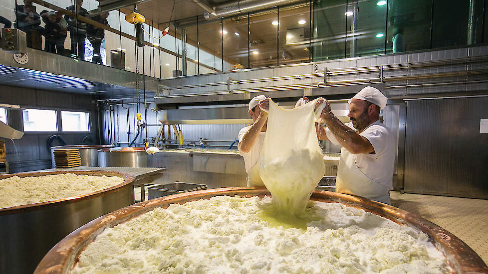 De verwerking van de melk is niet alleen een marketinginstrument, maar is ook tot een toeristische attractie gemaakt. Bezoekers kunnen van nabij de productie van diverse kaassoorten, yoghurts, karnemelk en boter op de voet volgen.