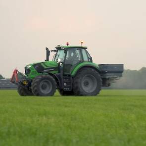 Strooiadvies 143 kg per ha met kunstmeststrooier. Bij voorkeur in het voorjaar na het bereiken van de T-som