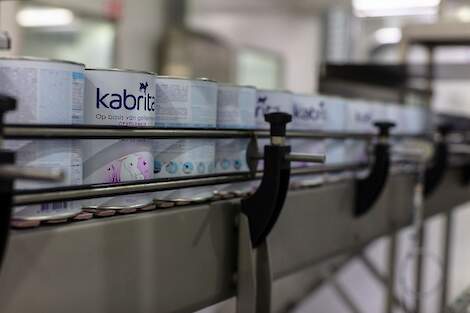 Productie van Kabrita-babyvoeding op basis van geitenmelkpoeder.