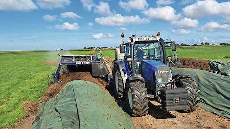 De aangevoerde groenresten worden in ongeveer 12 weken omgezet tot compost. De loonwerker gaat er zo'n 15 keer doorheen met een composteermachine.