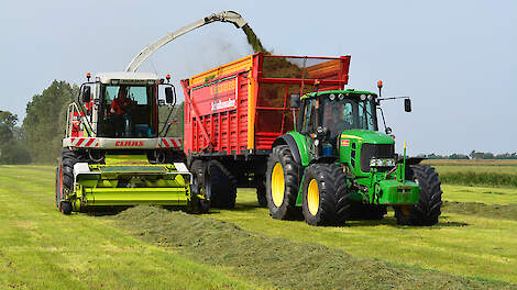 Claas hakselaar en John Deere trekker met silagewagen