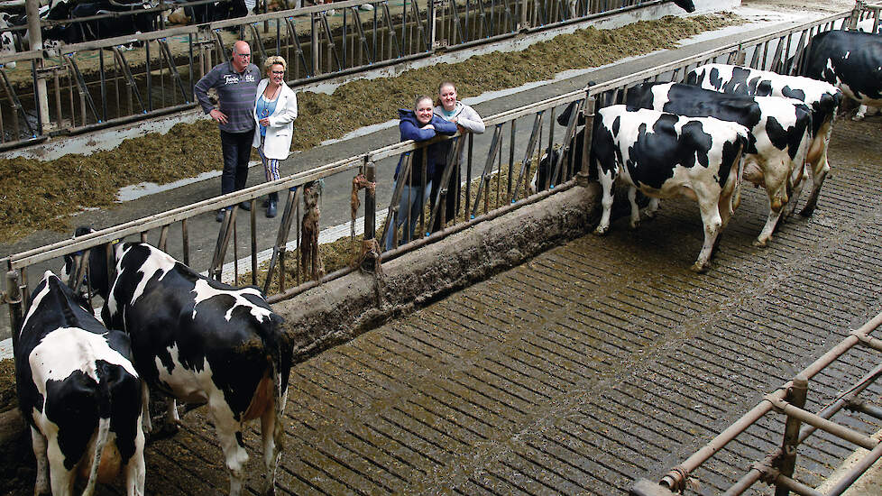 Bert en Monique (op de voergang) en Iris (links) en Britt Huisman (bij het voerhek): „We willen blijven investeren in het bedrijf. Op ons wensenlijstje staan boxen met een gekartelde schoftboom en andere ligmaten.”