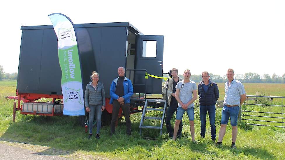 Ambassadrice Hester Klompmaker en NFW voorzitter Albert van der PLoeg met initiatiefnemers voor de natuurkijkhut.