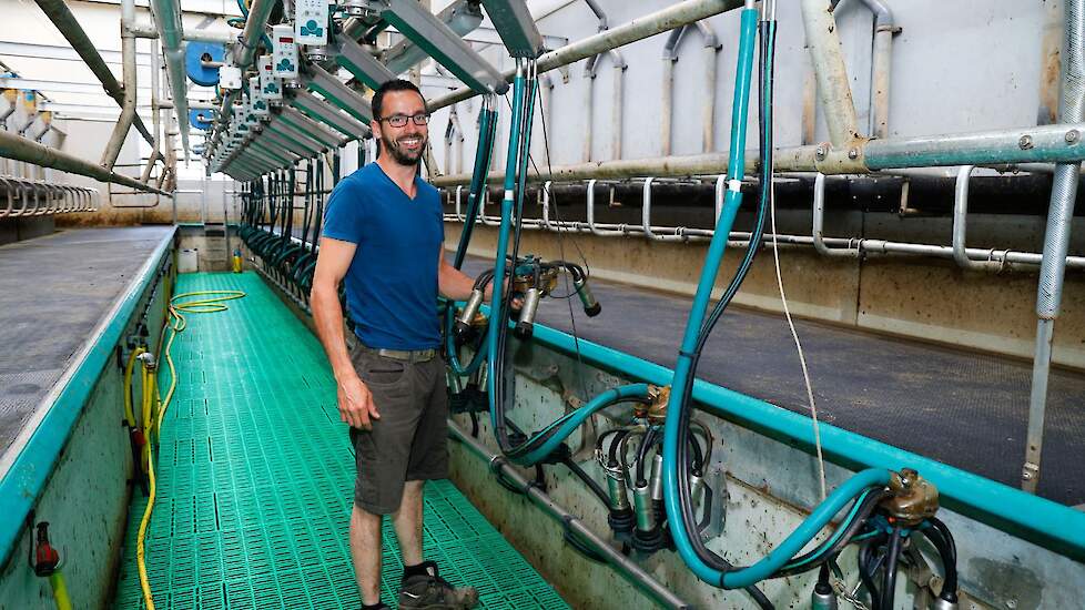 ’s Morgens molk Allart Willemsen nog in zijn 2 x 20 zij-aan-zij melkstal in de oude ligboxenstal, 12 uur later werd de installatie werkend opgeleverd in de nieuwe stal.