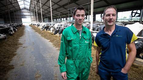 Melkveehouder Bart Ensing en rundveespecialist Edwin Berg