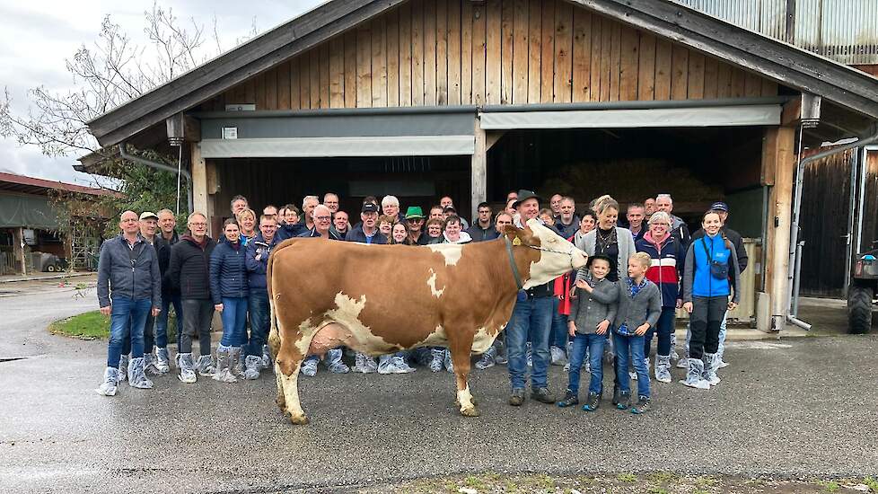 Bij de familie Mair hebben we een groepsfoto gemaakt. Mair melkt 55 koeien met een productie van 9500kg melk/koe/jaar op volledig gras en hooi. Jaarlijks worden 12 vaarzen via de veiling verkocht. In totaal verkochten zij al 47 vaarzen naar Nederland.