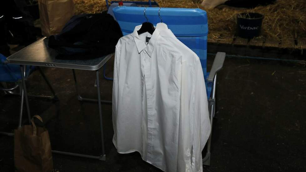 De witte blouses voor de strijd om het showmanship hangen al klaar.