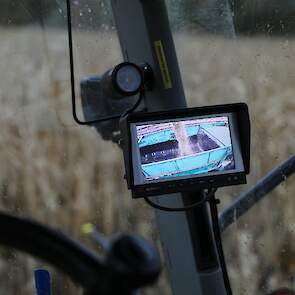 Via een camera kan er in de bak van de rupsdumper gekeken worden.