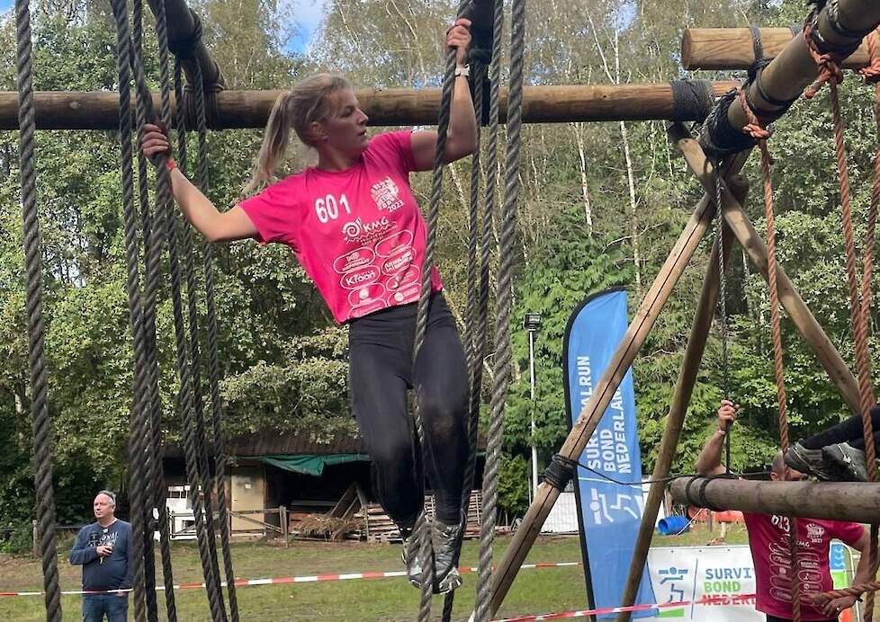 Maureen Eggink in actie tijdens een eerdere survivalrun.