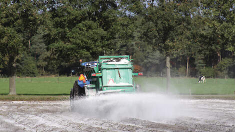 Een een op maat uitgevoerde bekalking verbetert de structuur van de grond. Deze foto is niet bij Piet de Boer gemaakt.