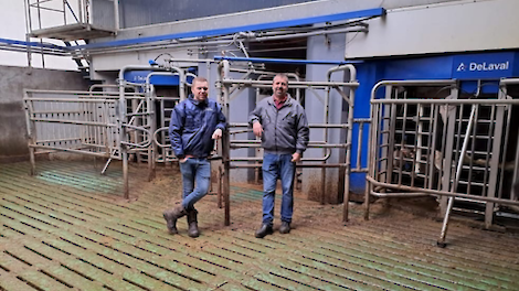 Michael (links) en Peter (rechts) Oerlemans bij de melkrobot in Hoogerheide