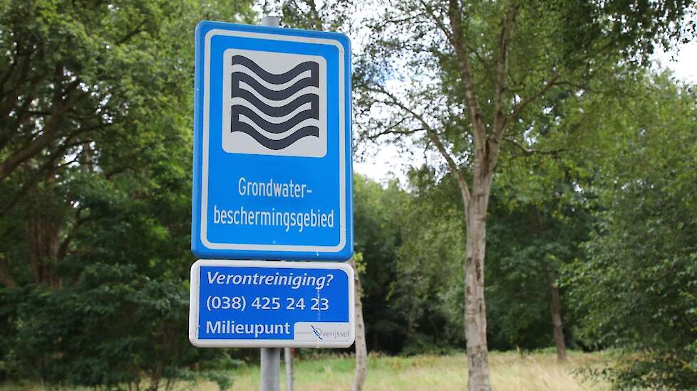 Jaarlijks wordt 1 miljard m3 grondwater gewonnen voor watergebruik door huishoudens en bedrijven. In de omgeving van de waterwinningen zorgt dit voor verlaging van grondwaterstanden, wat leidt tot extra droogteschade aan landbouwgewassen.