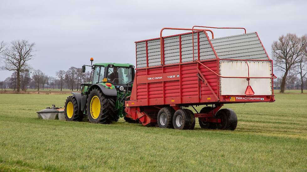 In totaal heeft Mulder de beschikking over 20 hectare groen gras. Half februari hoopt hij echter mest uit te kunnen gaan rijden. „Al wat ik dan gemaaid heb, heb ik gemaaid en de rest wordt gewoon lang bemest", vertelt Mulder