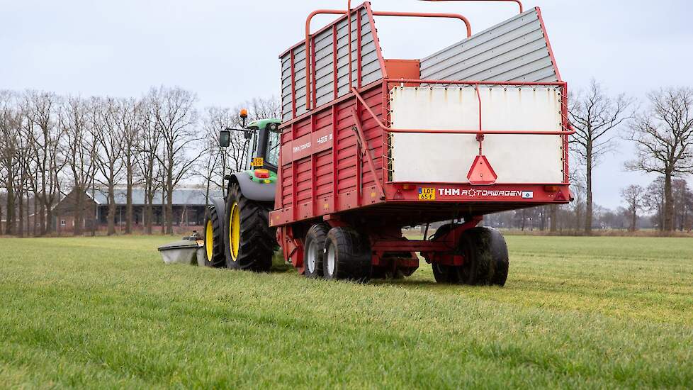 Het stuk dat Mulder nu aan het maaien is, is 7 hectare groot. Van deze oppervlakte verwacht hij 10 tot 12 dagen te kunnen voeren. „Ik heb nog meer land om te maaien", laat Mulder weten.