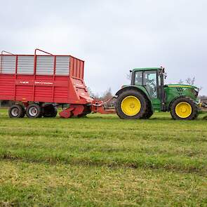 Het gras ging door het kletsnatte najaar te lang de zomer in. Mulder hoopt dat hij nu alsnog de mogelijkheid heeft het verse gras te benutten.