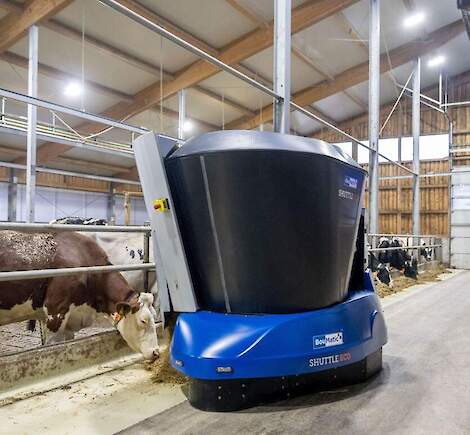 Voerrobot Shuttle Eco aan het werk in de melkveestal