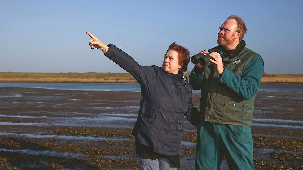 Lida en Jan Wennekers in het weidevogelgebied bij hun varkenshouderij.