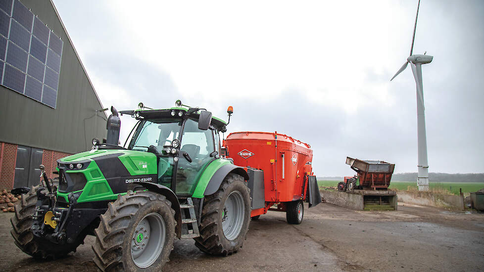 De voermengwagen verbruikt jaarlijks 12.000 kWh aan stroom. De stroom is afkomstig van de zonnepanelen en de windmolen.