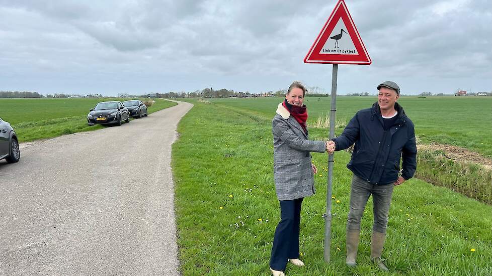 Wethouder Hanneke Jouta feliciteert Thom Feddema met de plaatsing van het eerste van waarschuwingsborden.