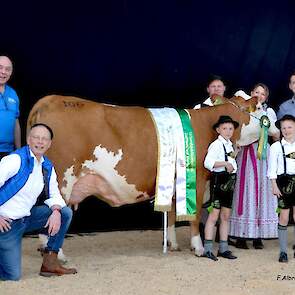 Het team van Bayern Genetik Nederland had de eer om met de algemeen kampioene bij de oudere koeien op de foto te mogen. Deze BFG Votary dochter van de familie Mair heeft niet alleen een mooi exterieur, maar produceert momenteel maar liefst ruim 60 liter d