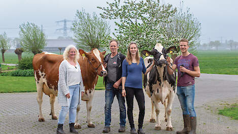 Ingrid, Jan, Julia en Roy poseren met Fienchen 1569 (links), moeder van Freestyle, en Wilder K41, moeder van Kayne.