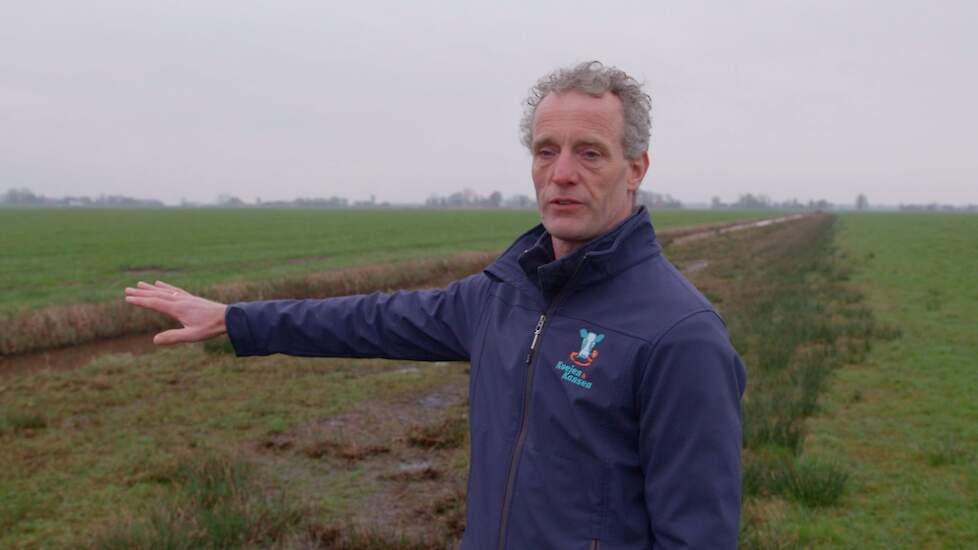 Melkveehouder Nanne op zijn perceel ingericht voor weidevogels.