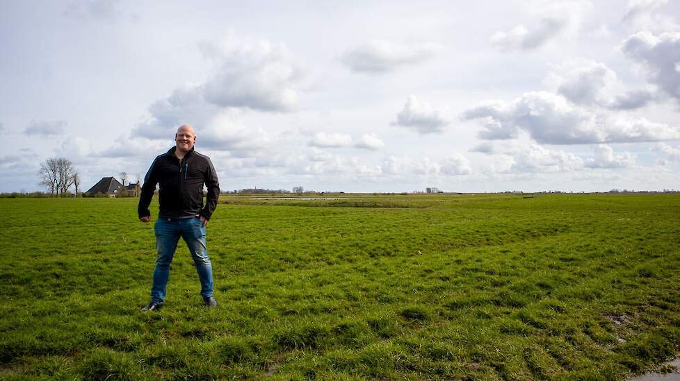 Hilse Bosch bij een van zijn natuurgebieden. OP de achtergrond een poel met weidevogels.