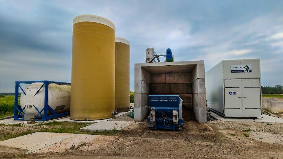 Zijaanzicht waarbij de stappen goed te zien zijn, v.l.n.r. de mestscheider en microfilter om het drijfmest om te zetten naar een dikke en dunne fractie.