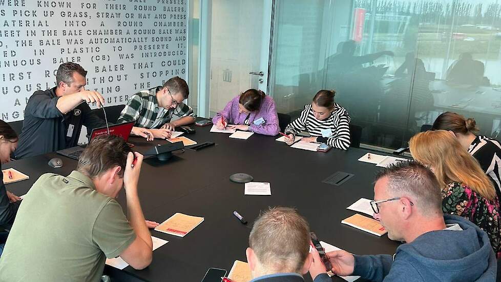 Lely medewerkers werken  samen aan een casus van deze thema dag.