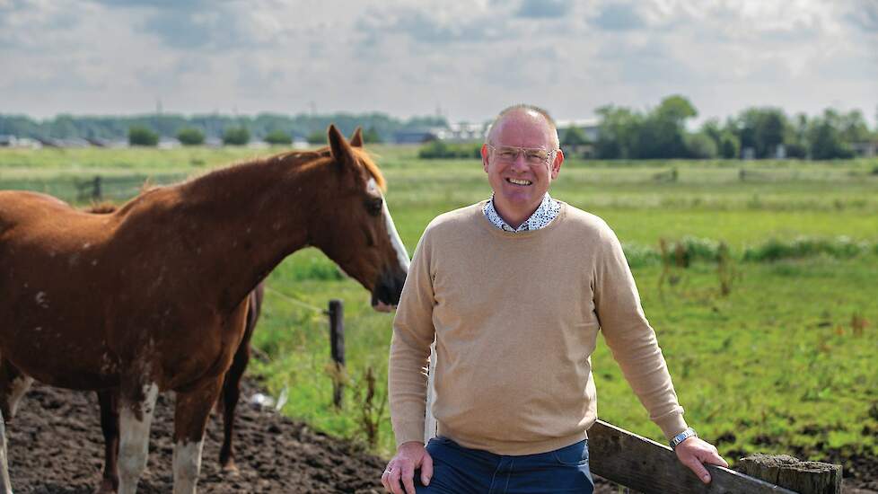Naast het melkveebedrijf met 65 koeien en pensioenpaarden runt Wim van de Geest met een compagnon een agrarisch adviesbureau.