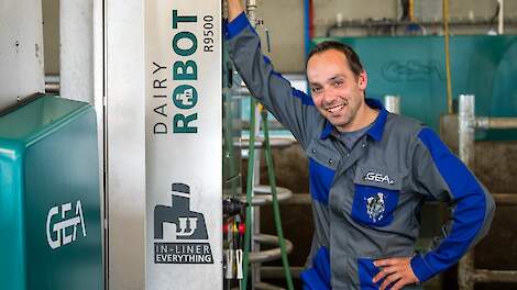Jeremy Huyghe in de stal met zijn nieuwe DairyRobot R9500