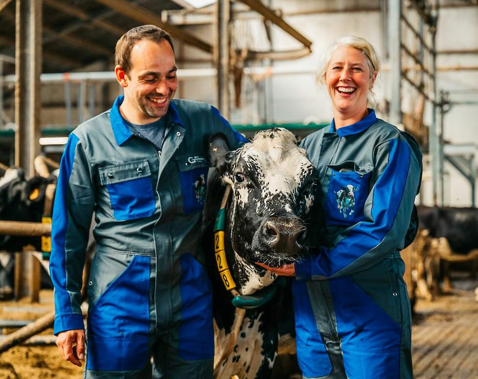 Jeremy en Stephanie met één van hun koeien