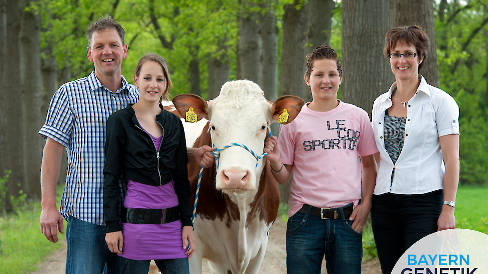 Een trotse familie met hun eerste Fleckvieh koe.