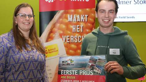 Jelle Besten ontvangt de eerste prijs uit handen van oud-winnaar Gerjanne van Ginkel.