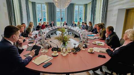 De Catshuissessie op 12 maart onder leiding van minister-president Schoof. Rechtsvoor: Pipie Smits van Oyen, voorzitter Biohuis.