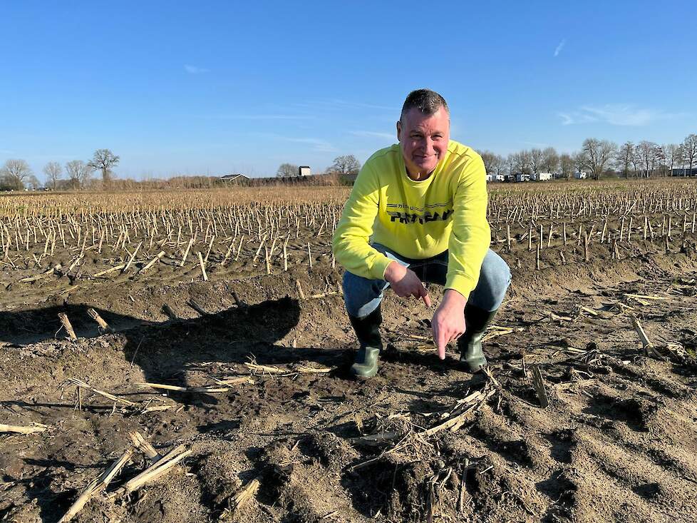 Maarten Koudijs wijst met trots naar zijn vondst: het eerste Gelderse kievitsei.