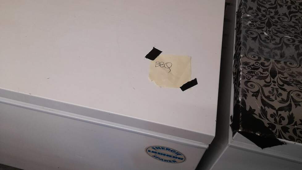 In de schuur staan diepvriezen met de verschillende pakketten.