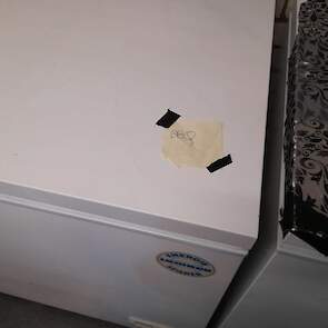 In de schuur staan diepvriezen met de verschillende pakketten.