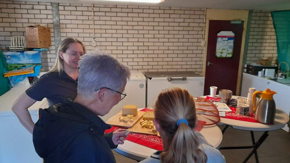 Klanten kunnen kaas proeven die gemaakt wordt van de melk van de koeien van Dick en Judith.