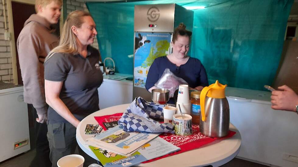 De ophaaldag gaat gemoedelijk en er is tijd voor een praatje of kopje koffie of thee.